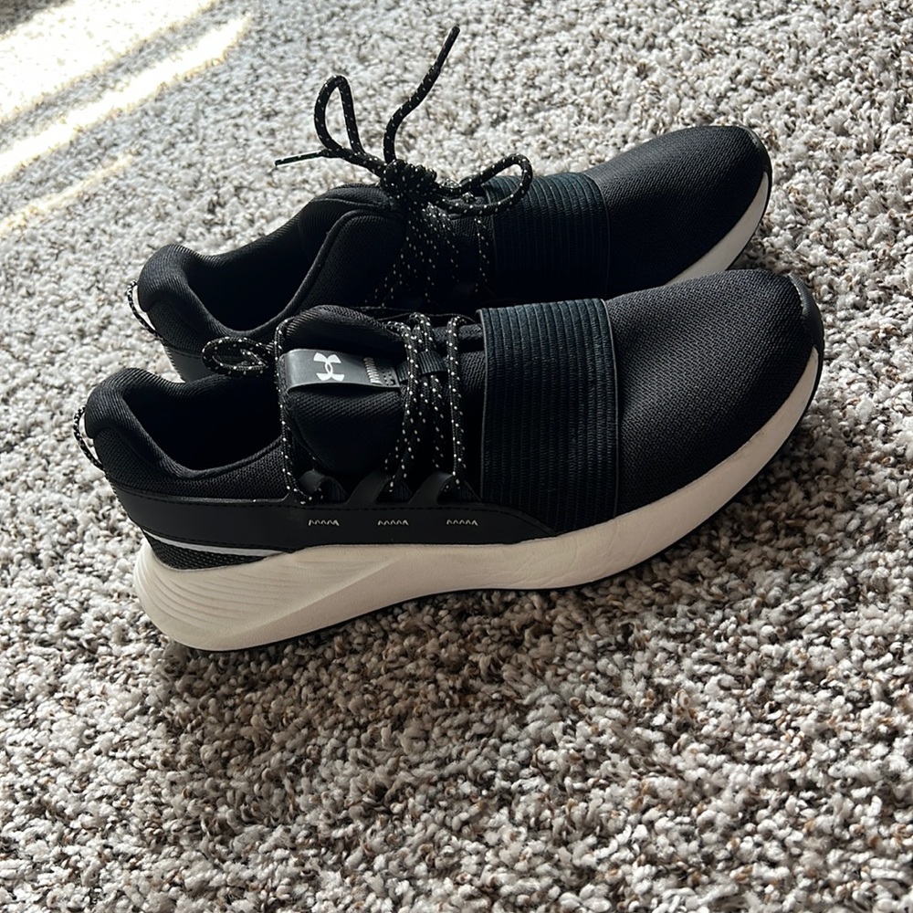 WOMENS UNDER ARMOUR GYM SHOES